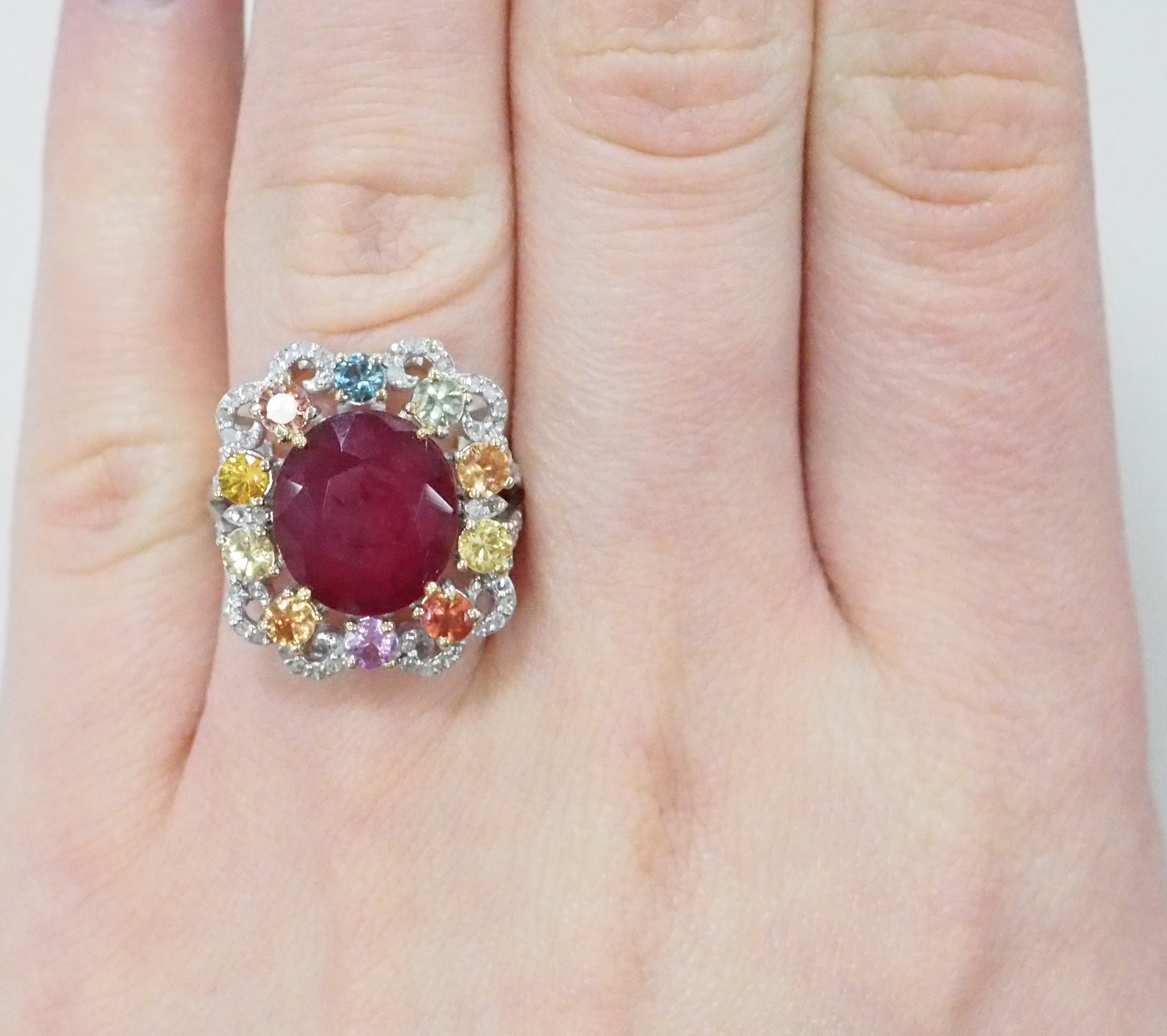 Серебряное кольцо 925 пробы; вставки 1 Рубин 5,4ct F/2; 10 Сапфир мульти 1,36ct; 60 Бр.НВО-Роза 0,2ct 3/8;